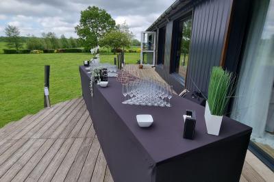 Chambre lumineuse avec un lit double, couvre-lit rose, deux tables de chevet et une décoration murale.