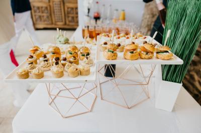 Chambre lumineuse avec un lit double, couvre-lit rose, deux tables de chevet et une décoration murale.