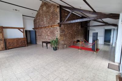 Chambre lumineuse avec un lit double, couvre-lit rose, deux tables de chevet et une décoration murale.