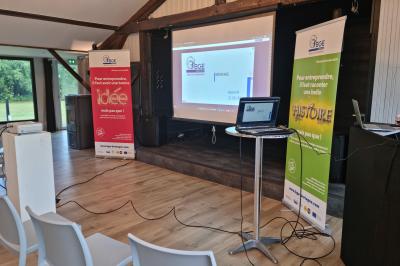 Chambre lumineuse avec un lit double, couvre-lit rose, deux tables de chevet et une décoration murale.