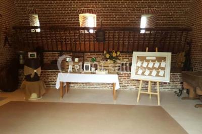 Lit avec coussins colorés et décoration murale en macramé dans une chambre lumineuse.