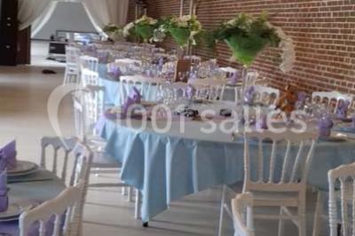 Lit avec coussins colorés et décoration murale en macramé dans une chambre lumineuse.