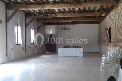 Lit avec coussins colorés et décoration murale en macramé dans une chambre lumineuse.