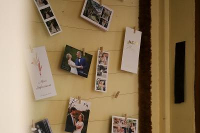 Lit avec coussins colorés et décoration murale en macramé dans une chambre lumineuse.