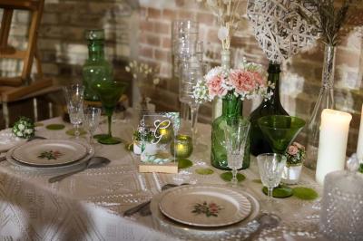 Lit avec coussins colorés et décoration murale en macramé dans une chambre lumineuse.