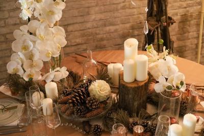 Lit avec coussins colorés et décoration murale en macramé dans une chambre lumineuse.