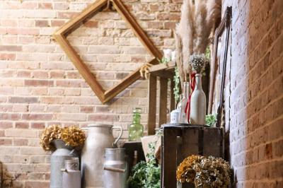 Lit avec coussins colorés et décoration murale en macramé dans une chambre lumineuse.