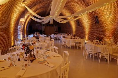 Lit avec coussins colorés et décoration murale en macramé dans une chambre lumineuse.