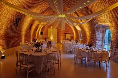 Lit avec coussins colorés et décoration murale en macramé dans une chambre lumineuse.