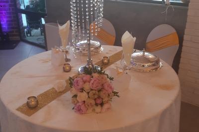 Plateaux de fruits frais composés de bananes, ananas, raisins, fraises, oranges et pastèques, décorés avec des couteaux.