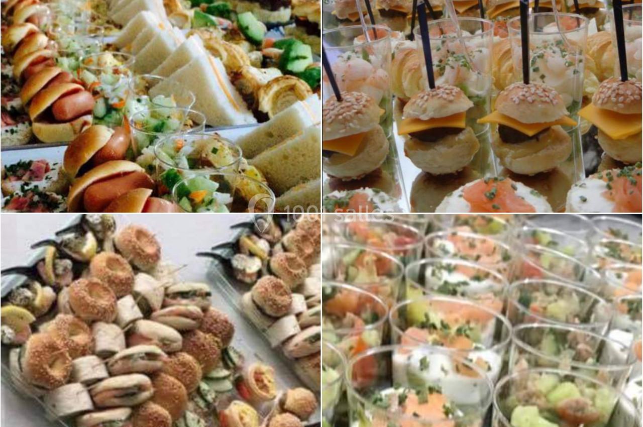 Buffet composé de sandwichs, verrines, mini-burgers et assortiments variés présentés sur des plateaux.