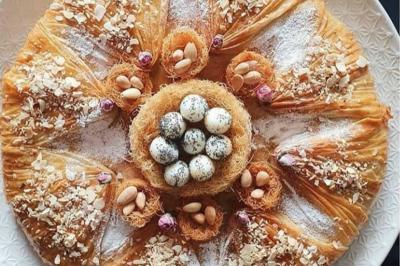 Plateaux de fruits frais composés de bananes, ananas, raisins, fraises, oranges et pastèques, décorés avec des couteaux.