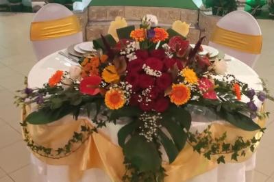 Plateaux de fruits frais composés de bananes, ananas, raisins, fraises, oranges et pastèques, décorés avec des couteaux.