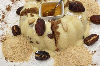 Plateaux de fruits frais composés de bananes, ananas, raisins, fraises, oranges et pastèques, décorés avec des couteaux.