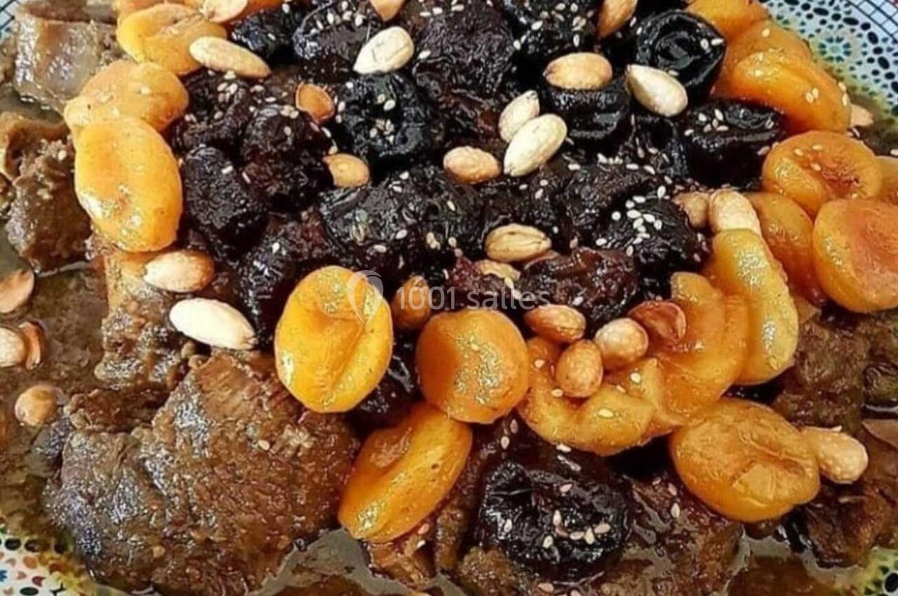Plat marocain de viande mijotée avec des pruneaux, abricots secs, amandes grillées et graines de sésame.