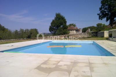 Miniature Location salle Yzeures-sur-Creuse (Indre-et-Loire) - Prieuré de la Mothe #3 Table dressée avec nappe blanche, couverts, verres, assiettes, petits pains et vase de muguet au centre.