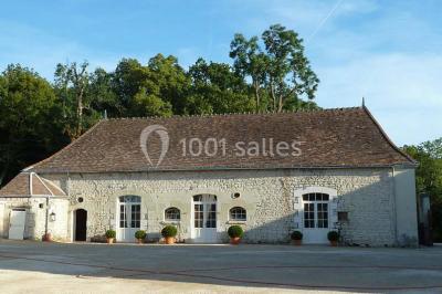 Miniature Location salle Yzeures-sur-Creuse (Indre-et-Loire) - Prieuré de la Mothe #4 Table dressée avec nappe blanche, couverts, verres, assiettes, petits pains et vase de muguet au centre.