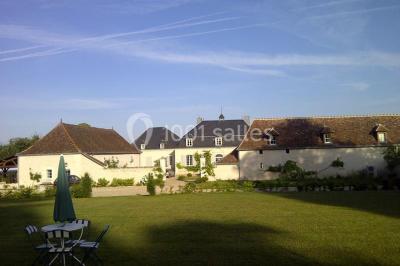 Miniature Location salle Yzeures-sur-Creuse (Indre-et-Loire) - Prieuré de la Mothe #5 Table dressée avec nappe blanche, couverts, verres, assiettes, petits pains et vase de muguet au centre.