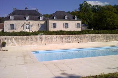 Miniature Location salle Yzeures-sur-Creuse (Indre-et-Loire) - Prieuré de la Mothe #2 Table dressée avec nappe blanche, couverts, verres, assiettes, petits pains et vase de muguet au centre.