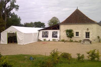 Miniature Location salle Yzeures-sur-Creuse (Indre-et-Loire) - Prieuré de la Mothe #6 Table dressée avec nappe blanche, couverts, verres, assiettes, petits pains et vase de muguet au centre.