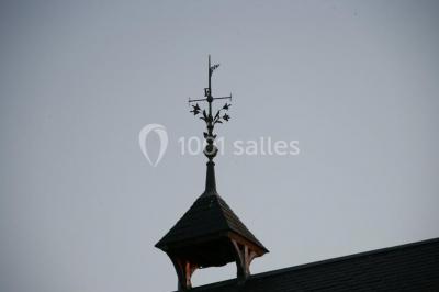 Miniature Location salle Yzeures-sur-Creuse (Indre-et-Loire) - Prieuré de la Mothe #8 Table dressée avec nappe blanche, couverts, verres, assiettes, petits pains et vase de muguet au centre.
