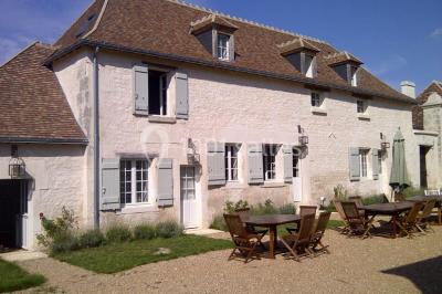 Miniature Location salle Yzeures-sur-Creuse (Indre-et-Loire) - Prieuré de la Mothe #9 Table dressée avec nappe blanche, couverts, verres, assiettes, petits pains et vase de muguet au centre.