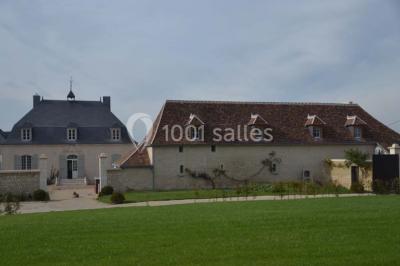 Miniature Location salle Yzeures-sur-Creuse (Indre-et-Loire) - Prieuré de la Mothe #10 Table dressée avec nappe blanche, couverts, verres, assiettes, petits pains et vase de muguet au centre.