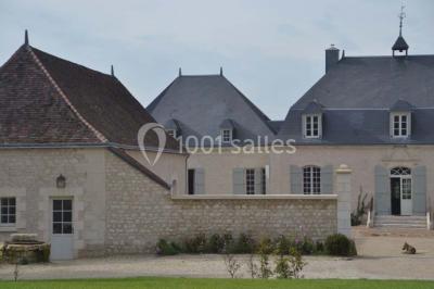 Miniature Location salle Yzeures-sur-Creuse (Indre-et-Loire) - Prieuré de la Mothe #11 Table dressée avec nappe blanche, couverts, verres, assiettes, petits pains et vase de muguet au centre.
