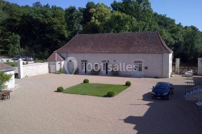 Miniature Location salle Yzeures-sur-Creuse (Indre-et-Loire) - Prieuré de la Mothe #12 Table dressée avec nappe blanche, couverts, verres, assiettes, petits pains et vase de muguet au centre.