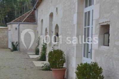 Miniature Location salle Yzeures-sur-Creuse (Indre-et-Loire) - Prieuré de la Mothe #13 Table dressée avec nappe blanche, couverts, verres, assiettes, petits pains et vase de muguet au centre.