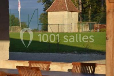 Miniature Location salle Yzeures-sur-Creuse (Indre-et-Loire) - Prieuré de la Mothe #14 Table dressée avec nappe blanche, couverts, verres, assiettes, petits pains et vase de muguet au centre.