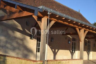 Miniature Location salle Yzeures-sur-Creuse (Indre-et-Loire) - Prieuré de la Mothe #15 Table dressée avec nappe blanche, couverts, verres, assiettes, petits pains et vase de muguet au centre.