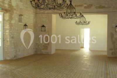 Miniature Location salle Yzeures-sur-Creuse (Indre-et-Loire) - Prieuré de la Mothe #17 Table dressée avec nappe blanche, couverts, verres, assiettes, petits pains et vase de muguet au centre.