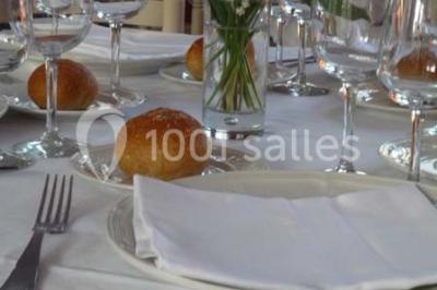 Miniature Location salle Yzeures-sur-Creuse (Indre-et-Loire) - Prieuré de la Mothe #18 Table dressée avec nappe blanche, couverts, verres, assiettes, petits pains et vase de muguet au centre.