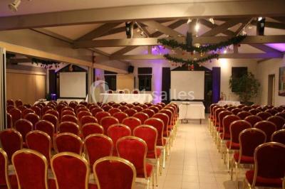 Assiette d'os à moelle avec pain grillé, verre de vin rouge et sel, posés sur une table avec une bouteille en arrière-plan.