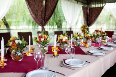 Assiette d'os à moelle avec pain grillé, verre de vin rouge et sel, posés sur une table avec une bouteille en arrière-plan.