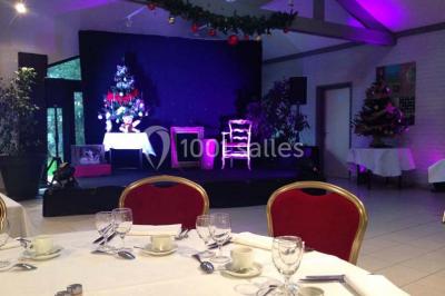 Assiette d'os à moelle avec pain grillé, verre de vin rouge et sel, posés sur une table avec une bouteille en arrière-plan.