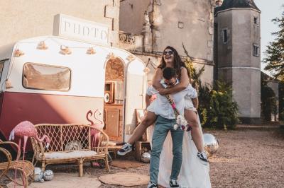 Façade d'une maison ancienne en pierre avec des fenêtres à petits carreaux, entourée de végétation.
