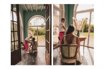 Façade d'une maison ancienne en pierre avec des fenêtres à petits carreaux, entourée de végétation.