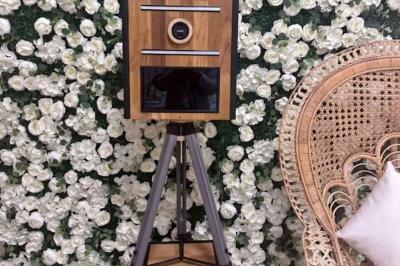 Façade d'une maison ancienne en pierre avec des fenêtres à petits carreaux, entourée de végétation.