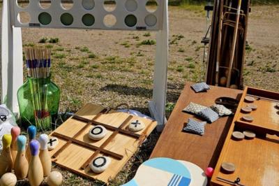 Façade d'une maison ancienne en pierre avec des fenêtres à petits carreaux, entourée de végétation.