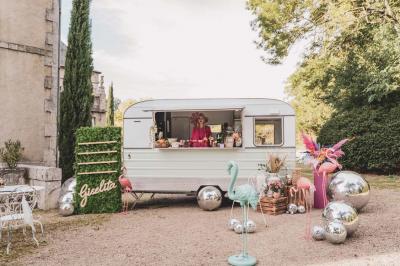 Façade d'une maison ancienne en pierre avec des fenêtres à petits carreaux, entourée de végétation.