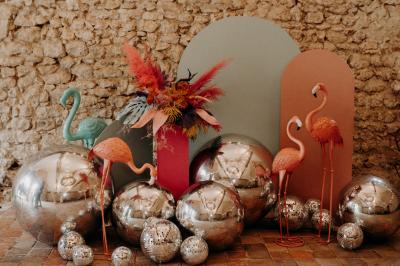 Façade d'une maison ancienne en pierre avec des fenêtres à petits carreaux, entourée de végétation.