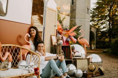 Façade d'une maison ancienne en pierre avec des fenêtres à petits carreaux, entourée de végétation.