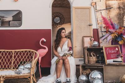 Façade d'une maison ancienne en pierre avec des fenêtres à petits carreaux, entourée de végétation.