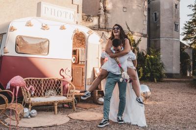Façade d'une maison ancienne en pierre avec des fenêtres à petits carreaux, entourée de végétation.