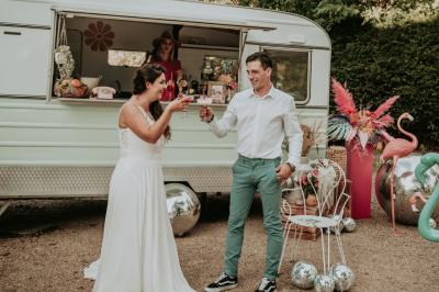 Façade d'une maison ancienne en pierre avec des fenêtres à petits carreaux, entourée de végétation.