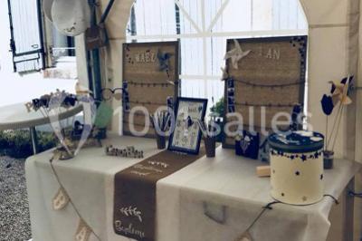 Façade d'un grand bâtiment ancien entouré de motos stationnées sur une pelouse et une allée gravillonnée.