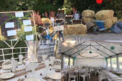 Façade d'un grand bâtiment ancien entouré de motos stationnées sur une pelouse et une allée gravillonnée.