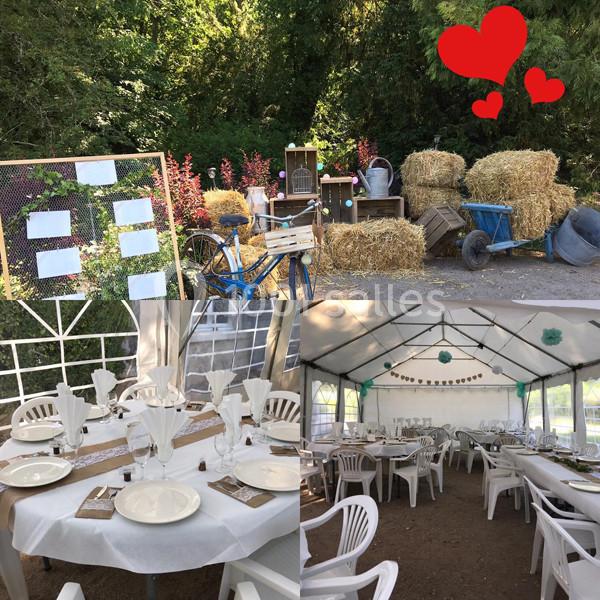 Décoration champêtre avec bottes de foin, vélo vintage, et tables dressées sous une tente blanche.